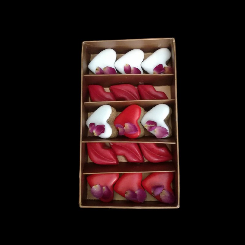 Baiser Un coffret de 15 pièces de chocolat en forme de bouche et de confiseries en forme de coeur