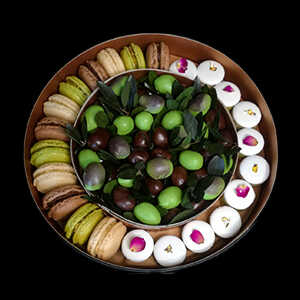 Coffret Rond contenant des pâtisseries tunisiennes et des macarons