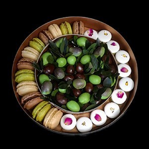 rencontre Coffret Rond contenant des pâtisseries tunisiennes et des macarons
